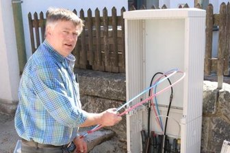 Wo drei Vereine Leerrohre fürs schnelle Glasfasernetz verlegen - Thomas Pester arbeitet am neuen Kabelverteilerschrank an der Rudolf-Breitscheid-Straße in Aue. Hier kommen Leerrohre für Glasfaserkabel an.