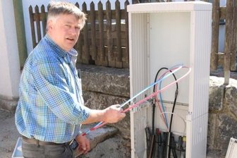Wo drei Vereine Leerrohre fürs schnelle Glasfasernetz verlegen - Thomas Pester arbeitet am neuen Kabelverteilerschrank an der Rudolf-Breitscheid-Straße in Aue. Hier kommen Leerrohre für Glasfaserkabel an.