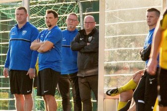 Wo drückt der Schuh beim BSC? - Ratlosigkeit auf und neben der BSC-Bank. Gegen den Großenhainer FV II ging die saisonale Achterbahnfahrt der Freiberger weiter. Im Bild das Trainerteam um Chefcoach David Kirsch (l.).
