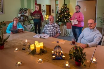 Wo ein Bergmann die Geschenke bringt - Für Heiligabend ist alles vorbereitet: Sigrid Nötzel (links) hat Weihnachtsbücher geholt und Christine Sonntag Geschenktüten, Steffen Pohl, Thomas Hofmann und André Heidenreich (v. l.) sind Besucher des Cafés. 