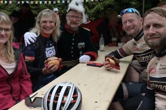 Wo ein König die Wanderpässe abstempelt - König Albert alias Heinz Gimpel (Mitte) kam am Wochenende mit den Radfahrern Sabrina Heimann, Sandra Schaarschmidt, Andre Lasch und Christian Werner ins Gespräch.