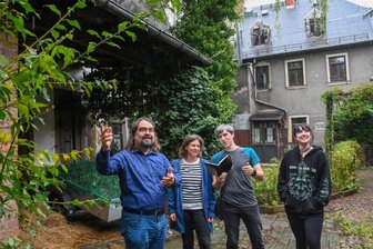 Wo ein Rohstoff für den Trabi herkam - Sie wollen das denkmalgeschützte Anwesen an der Hauboldstraße 26 retten und sanieren: Architekt Dirk Fellendorf (von links), seine Frau Eileen Fellendorf, Architekt Marc Zahradnik und Amelie Ludwig. 