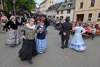 Wo eine 93-Jährige den Kirchturm erklimmt: Das Karl-May-Fest in Hohenstein-Ernstthal - Die „East Dance Company Chemnitz“ war am Freitagabend mit historischen, amerikanischen Tänzen zu erleben.