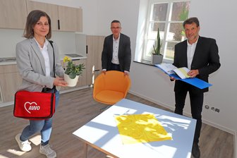 Wo einst C&A Mode verkaufte: Betreutes Wohnen am Dom zu Freiberg geht auf die Zielgeraden - Martina Hegewald, Jörg Lehmann und Steffen Uhlmann (v. l.) in einem der Appartements des Awo-Service-Wohnens am Dom am Untermarkt in Freiberg.