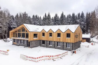 Wo einst das „Waldeck“ stand: Ins „Basislager Fichtelberg“ zieht Leben ein - Das „Basislager Fichtelberg“ in Oberwiesenthal. Die Gaststube in dem Neubau wird weiter den traditionsreichen Namen „Waldeck“ tragen.