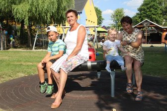 Wo einst die Kinder spielten, toben jetzt die Enkel - Heidelore Wießner mit Enkel Emilio und Annelies Oehme mit Enkeltochter Ellionor (v. l.). Die beiden Frauen waren Erzieherinnen in der Kita "Kunterbunt" in Gahlenz und haben jetzt dort das 60-jährige Bestehen der Einrichtung mitgefeiert. 