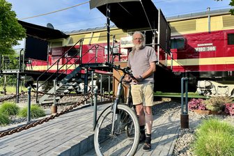 Wo Eisenbahnromantik und Komfort zusammengehen: Westsachsens außergewöhnlichste Unterkunft - Reinhard Giesberts vor dem Lok-Hotel in Wiesenburg. „Ein Topquartier für Eisenbahnfans und Radfahrer“, findet der Urlauber aus dem Münsterland.