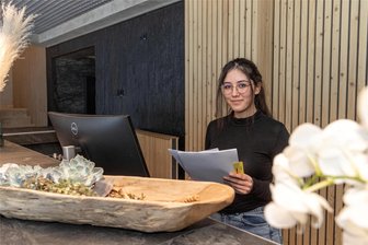 Wo Erich Honecker einst übernachtete: Neues Luxushotel im Erzgebirge - Susanne Paschka an der Rezeption des neuen Luxushotels „Das Erz“ zwischen Crottendorf und Markersbach. Es soll 2024 eröffnen. Zu DDR-Zeiten war das nun umgebaute und modernisierte Gebäude ein Stasi-Objekt.