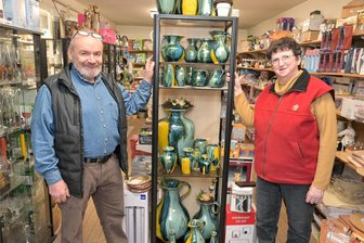 Wo Erzgebirger gerne einkaufen: Geschäft in Eibenstock gibt es seit 150 Jahren - Dieter und Carmen Hartig führen das Kaufhaus Am Brühl in Eibenstock. Das Geschäft gibt es schon seit 150 Jahren. Herta Klemm, die den Laden zu DDR-Zeiten führte, war die Großmutter von Carmen Hartig.