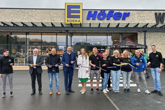Wo es am neuen Edeka noch Jobs für Vogtländer gibt - Viele Ehrengäste wollten das Band durchschneiden. r