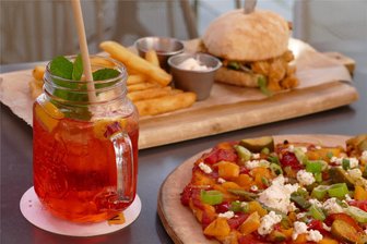 Wo es auch ohne Fleisch lecker ist: fünf Restaurant-Tipps für Vegetarier in Zwickau - Im „Wenzel“ in Zwickau stehen unter anderem ein Veggie-Burger und eine Gemüse-Pinsa auf der Speisekarte.