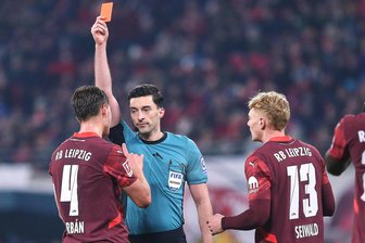 Wo es bei RB Leipzig noch immer klemmt - RB-Kapitän Willi Orbán bekommt von Schiedsrichter Florian Badstübner die Rote Karte gezeigt, rechts Nicolas Seiwald.