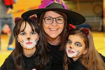 Wo es die Narren im Raum Stollberg krachen lassen - Galyna Pester feierte mit ihren Töchtern Mia (links) und Lea am Freitagnachmittag beim Kinderfasching in der Stollberger Dreifeldsporthalle. 