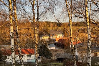 Wo es im Vogtland Männerüberschuss gibt - Blick auf Eichigt mit der Kirche St. Katharina vom Oswald-Breitenfelder-Sportplatz aus.
