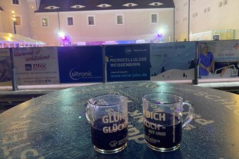 Wo es in Freiberg nach dem Christmarkt noch draußen Glühwein gibt - Punsch, Glühwein und andere heiße Getränke gibt es an der Eisbahn im Freiberger Schlosshof.