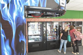 Wo es in Oederan nachts noch Kaffee und Kondome gibt: Freiberger eröffnet 24-Stunden-Automaten an der B 173 - Neugierige Blicke fallen auf die vier neuen Verkaufsautomaten in Oederan.