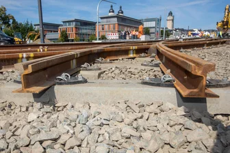Wo es in Plauen kommende Woche neue Straßenbaustellen geben wird - Die Gleise auf der Neuen Elsterbrücke müssen ans bestehende Netz angeschlossen werden.