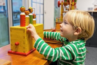 Wo es in Rodewisch die schönsten Schaufenster gibt - Drehen, kurbeln, murmeln: Der vierjährige Junus hat im Rowi-Stadtbüro tüchtig zu tun.