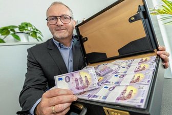 Wo es jetzt Auerbachs 0-Euro-Scheine gibt - OB Jens Scharff mit dem 0-Euro-Schein. Wenn der gut läuft, könnte später ein zweiter Schein mit anderem Auerbach-Motiv folgen. 