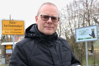 Wo es Lücken im Mobilfunknetz gibt - Der Eppendorfer Bürgermeister Axel Röthling (SPD) war auch im Ortsteil Kleinhartmannsdorf mit der Breitband-App der Qualität des Mobilfunkempfangs auf der Spur. Mit den Messdaten der App können auch Bürger dazu beitragen, die Funklöcher nachzuweisen.. 
