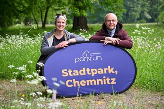 Wo es nicht um Spitzenzeiten geht: Chemnitzerin holt weltweiten Lauf Parkrun in die Stadt - Charley Pedde und Ivo Partschefeld organisieren den Chemnitzer Parkrun, der immer samstags um 9 Uhr im Stadtpark startet.