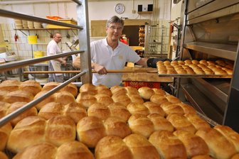 Wo es rund um Crimmitschau sonntags frische Brötchen gibt - Bäckermeister Sven Hofmann aus Crimmitschau bietet seinen Kunden auch am Sonntag ofenfrische Brötchen.