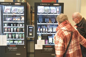 Wo es rund um Freiberg und Oederan regionale Lebensmittel zu kaufen gibt - sogar nachts - Kurz vor Inbetriebnahme zogen die beiden Lebensmittelautomaten im Regionalmarkt in Oederan schon neugierige Blicke auf sich.