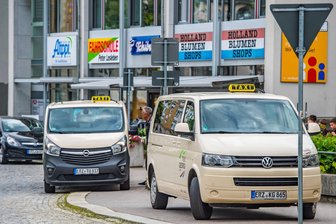 Wo finde ich beim Tag der Sachsen ein Taxi? - Taxis am Postplatz. Dieses alltägliche Bild gibt es während des Tags der Sachsen nicht. Die Taxis haben neue Standplätze.
