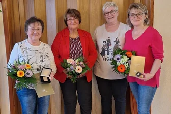 „Wo findet man so jemanden heute noch?“ Drei Reichenbacherinnen für ihr Engagement im Sport geehrt - Bei der Mitgliederversammlung des Reichenbacher Gesundheitssportvereins: (von links) Christine Barschdorf, Irene Zeißig, Ramona Werner und Ina Meyer.