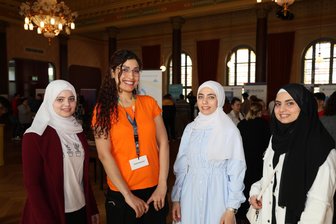 Wo Firmen Fachkräfte aus dem Ausland suchen – Jobbörse in Stollberg - Maryam Alboshbeeb (2.v.l.) mit den Besuchern der Messe Nawal, Fatima und Dina (v.l.n.r).