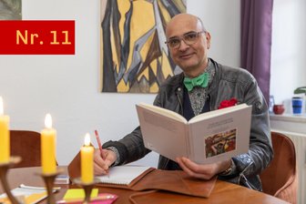 Wo Fliegen und Schnürsenkel mehr als nur schmückendes Beiwerk sind - Modisch gekleidet wie immer sitzt Pfarrer Thomas Knittel in seinem Arbeitszimmer. Zwischen alten Mauern, Möbelstücken mit viel Geschichte und moderner Kunst schreibt er an seinem neuen Buch. In dem soll es ums Wandern gehen.