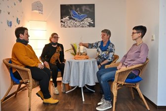 Wo Frauen freiwillig dem Tod begegnen - Cornelia Löbel, Susanne Schaper mit Hund Lotte, Tabea Weinert und Kati Richter (von links) gehören zum ambulanten Hospizdienst. Als Sterbebegleiterinnen wollen sie Betroffenen helfen, mit der Situation zurecht zu kommen. Kerze, Schmetterlinge und ein Hund sind Symbole der Zuversicht. 