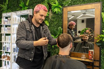Wo Frauen so viel wie Männer bezahlen: Dieser Auerbacher Friseur bricht mit alten Preisen - Seit Freitag ist Friseur David Beierweck mit der „Lockenbude“ in der Dr.-Wilhelm-Külz-Straße in Auerbach zu finden. Einer seiner ersten Kunden im neuen Salon war Stammkunde Norman Petzold.
