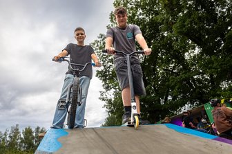 Wo früher Autos rollten: Lichtenau eröffnet mit „Trickland“ einen Pump-Track für Jugendliche mit Profi-Tipps vom Weltmeister - Alex Colditz und Jayden Schneider (v. l.) haben die Strecke in einem 3D-Modell mit entworfen.