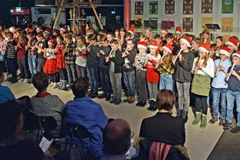 Wo Fünftklässlern die Flötentöne beigebracht werden: Weihnachtskonzert des Pufendorf-Gymnasiums in Flöha - Adventskonzert im Gymnasium Flöha: Die größte Formation des Abends waren mehr als 100 Mädchen und Jungen der fünften Klassen. Sie spielten auf Flöten „Ihr Kinderlein, kommet“.