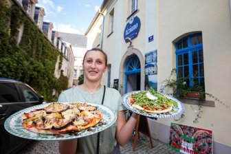 Wo gibt es im Vogtland Pizza? Fünf beliebte Pizzerien im Vergleich - Chefin Oana Adnana Breckner vor der Pizzeria Tiziano in Plauen.