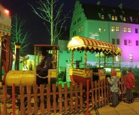 Wo gibt's den Glühwein für weniger? - 
              <p class="artikelinhalt">Nach dem Essen eine Verdauungsfahrt: Am Schloss ist das möglich. </p>
            