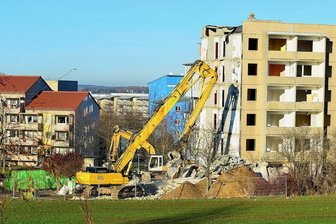 Wo Häuser in Frankenberg verschwinden - Wie hier die Wohnblöcke Gutenbergstraße 30 bis 38 werden im nächsten Jahr auch die Blöcke mit den Hausnummern 40 bis 62 im Neubaugebiet in Frankenberg abgerissen. 