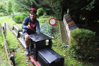 Wo Hennen rennen und Eisenbahnen dampfen: Tipps für Ostern rund um Freiberg und Flöha - Tobias Rickmann lenkt die Eisenbahn im Klein-Erzgebirge Oederan.