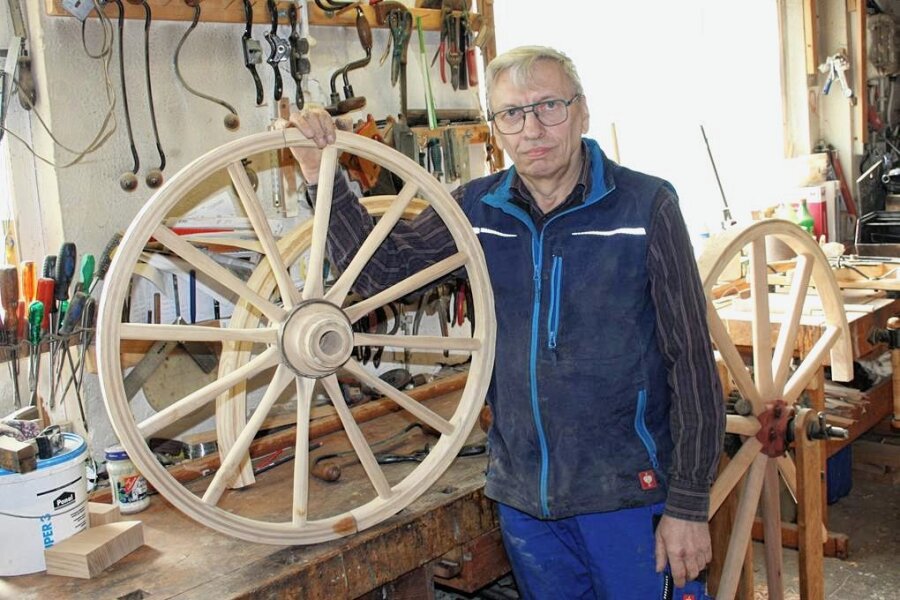 Wo heute noch große Holzräder gebaut werden - Wolfram Baum mit einem fast fertigen Holzrad mit Bügelfelge. Es fehlt nur noch der aus Eisen gefertigte Radreifen, den ein Schmied aufzieht. 