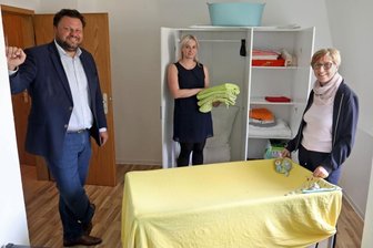 Wo Hohenstein-Ernstthaler im Notfall unterkommen - Sabine Marschall (rechts), Denise Spindler und OB Lars Kluge präsentieren eine Wohnung in der Notunterkunft an der August-Bebel-Straße. Menschen, die nach einem Brand oder wegen häuslicher Gewalt kein Dach über dem Kopfhaben, können dort übergangsweise wohnen. 