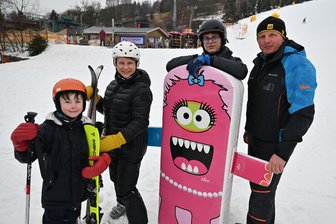 Wo im Erzgebirge am Wochenende für Alpin-Skifahrer noch was geht - Theodor Müller, Jenny Müller und Maximilian von Sperling aus Dresden waren diese Woche bei Stefan Uhlmann (v. l.) in der Skiarena Eibenstock zu Gast.