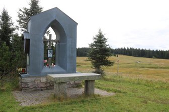 Wo im Erzgebirge an verschwundene Dörfer erinnert wird - An die Kirche von Jelení erinnert heute diese kleine Gedenkstätte.
