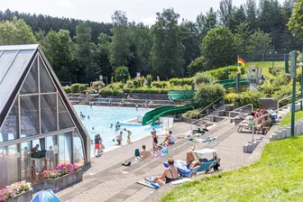 Wo im Erzgebirge die längste Sonnenbank mit original Rimini-Strandliegen steht - Die Badeanstalt Am Stangewald ist vor allem bei heißem Wetter ein beliebtes Ausflugsziel – nicht nur für die Bewohner von Annaberg-Buchholz. Am Wochenende gibt es Grund zum Feiern.