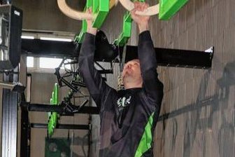 Wo im Erzgebirge ein Ninja-Warrior-Parcours entsteht - Dieses Hindernis nennt sich der heiße Draht. Der Sportler muss hier sein Körpergewicht über die verschiedenen Ebenen einer verkanteten Stange transportieren.