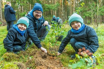 Wo im Erzgebirge Väter und Mütter mit ihren Kindern nicht nur gesunde Luft tanken können - Begeistert nahm Eduard Neufeld aus dem Rhein-Main-Gebiet mit seinen beiden Jungs Max und Jonathan an der Pflanzaktion im Wald teil.