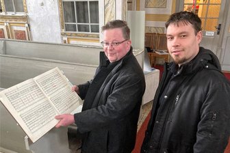 Wo im Erzgebirge zu Ostern die imposante Johannes-Passion erklingt - Blick in die Notenblätter: Im Erzgebirge erklingt dieser Tage zweimal die Johannes-Passion von Bach – als gemeinsame Aufführung der Kirchgemeinden Schwarzenberg um KMD Matthias Schubert (l.) und Lößnitz um Kantor Martin Seidel.