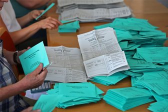 Wo im Landkreis Zwickau die AfD und das BSW die meisten Stimmen bekommen haben - Wahlhelfer beim Auszählen der Briefwahlstimmen.