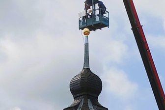 Wo im Oederaner Rathaus 88,88 Euro versteckt sind - In schwindelnder Höhe wurde am großen Rathausturm gearbeitet.