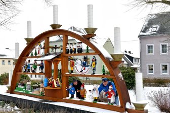 Wo im Raum Freiberg Advent gefeiert wird - In der Erzgebirgsstadt Sayda wird am Sonntag zum Adventsauftakt an den Schwibbogen im Zentrum eingeladen. In der Zeit von 15 bis 18 Uhr sind Besucher willkommen.